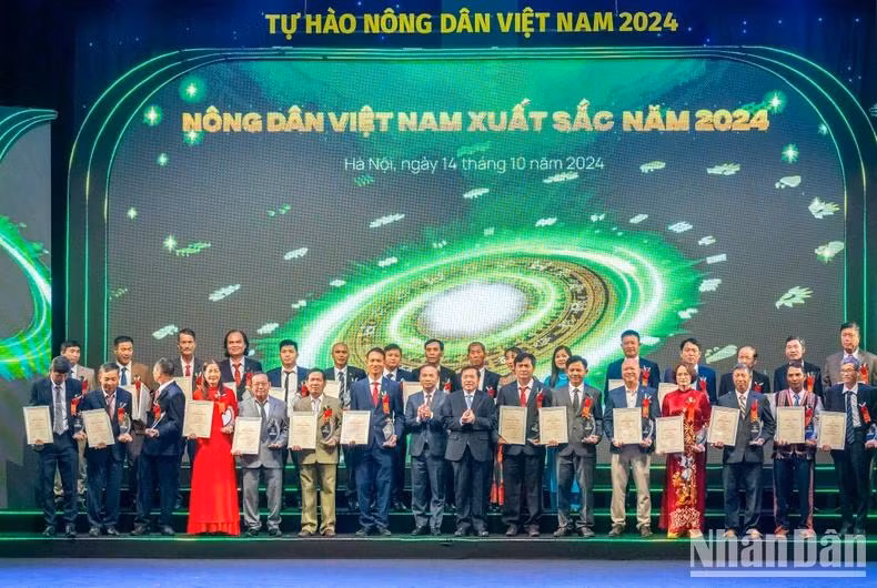 Trao Biểu trưng và Giấy chứng nhận cho các Hợp tác xã nông nghiệp tiêu biểu.