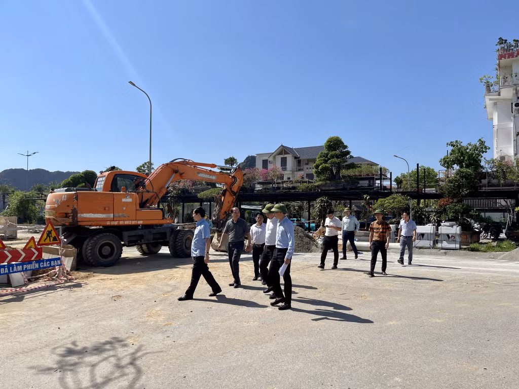 Lãnh đạo TP Hạ Long kiểm tra tiến độ thi công Nhóm dự án hạ tầng tạo cảnh quan trên mặt tuyến mương của phường Hồng Hải.