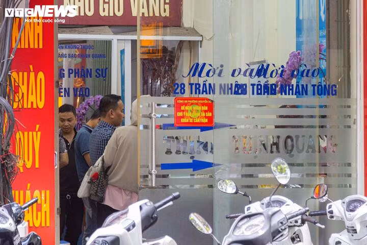 Trong khi nhiều cửa hàng lớn hết vàng thì các cửa hàng vàng nhỏ, lẻ cũng đông khách trong sáng nay.