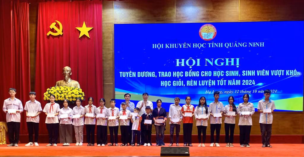 Học sinh, sinh viên nhận học bổng từ Quỹ Khuyến học tỉnh Quảng Ninh năm 2024. Ảnh: Thu Phương