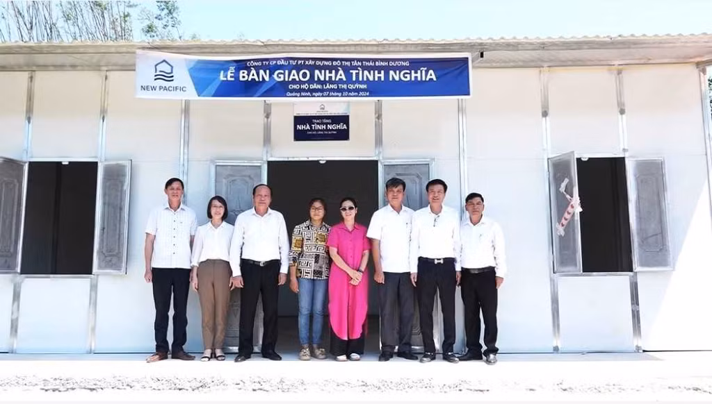 Các đồng chí lãnh đạo bàn giao nhà tình nghĩa cho các hộ bị sập nhà hoàn toàn ở thôn Đài Van xã Đài Xuyên do chịu ảnh hưởng thiệt hại của bão số 3 ( Yagi).
