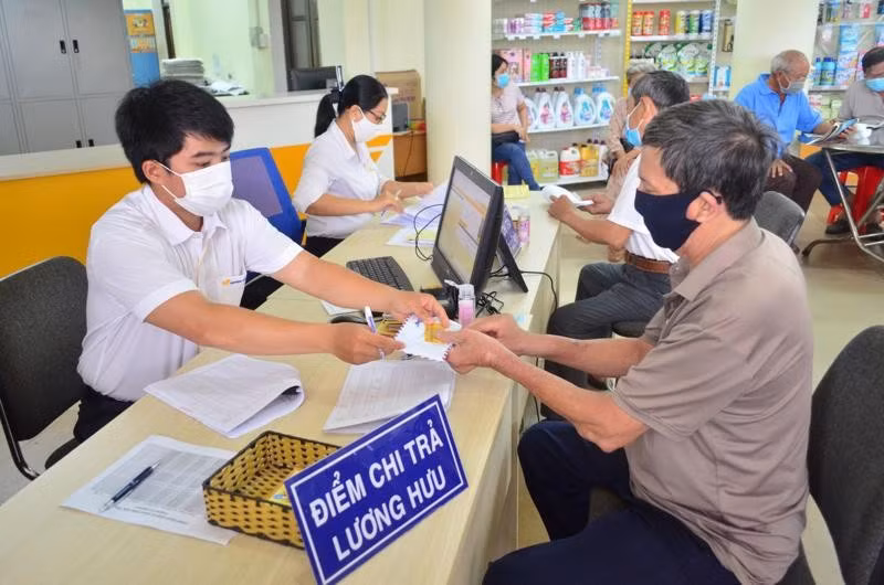 Với quy định mức trần tiền lương làm căn cứ đóng BHXH sẽ không còn người hưởng lương hưu cả trăm triệu đồng mỗi tháng. Ảnh: BHXH VN