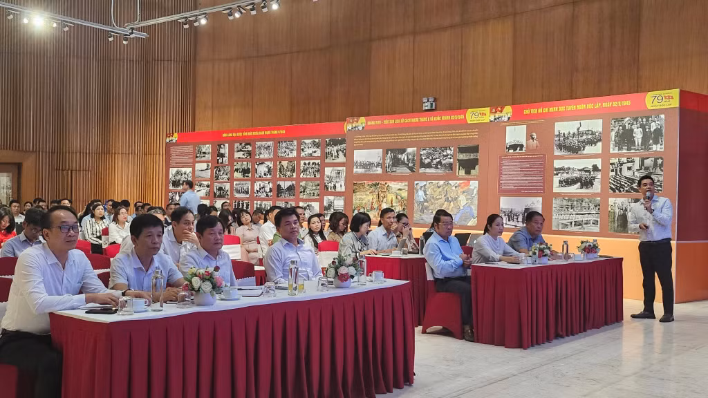 Các đại biểu tham dự hội nghị.