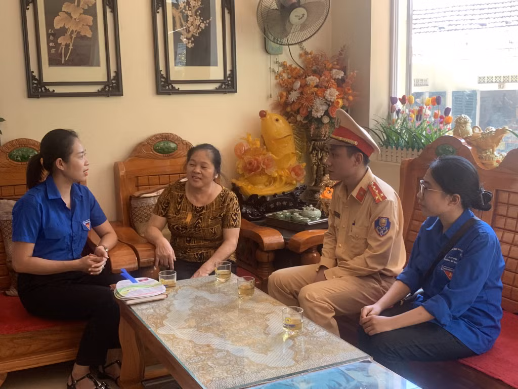 Lực lượng công an huyện Tiên Yên và đoàn viên, thanh niên đến các hộ dân tuyên truyền, hướng dẫn luật giao thông.