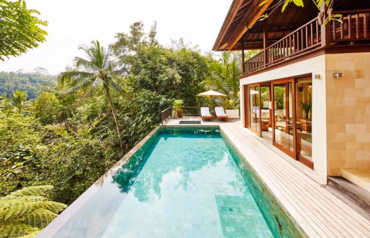 COMO Shambhala Estate, Bali, Indonesia là nơi nghỉ dưỡng sang trọng dành cho những ai muốn tránh xa mọi vấn đề của cuộc sống. Đến đây, bạn sẽ được "chiêu đãi" trong các liệu trình "chữa lành", thưởng thức âm thực, văn hóa hay hành trình khám phá thiên nhiên với chuyến đi bộ đường dài lúc bình minh lên núi Batur và chèo thuyền vượt thác trên sông Ayung.