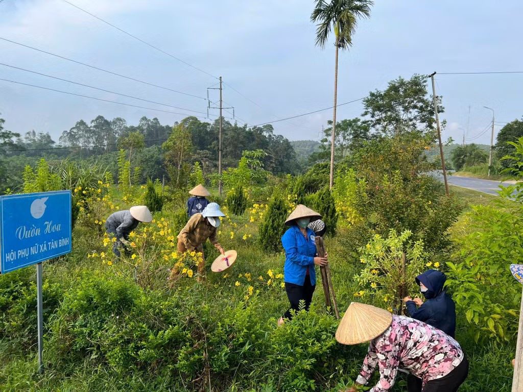 Chị em phụ nữ xã Tân Bình (huyện Đầm Hà) chăm sóc cây hoa, tạo cảnh quan xanh, sạch, đẹp.