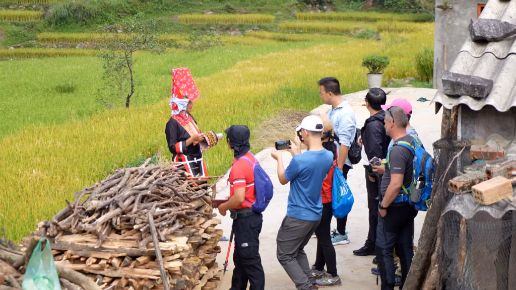 Du khách hào hứng khi được trải nghiệm văn hóa của đồng bào Dao Thanh Phán tại Bình Liêu.
