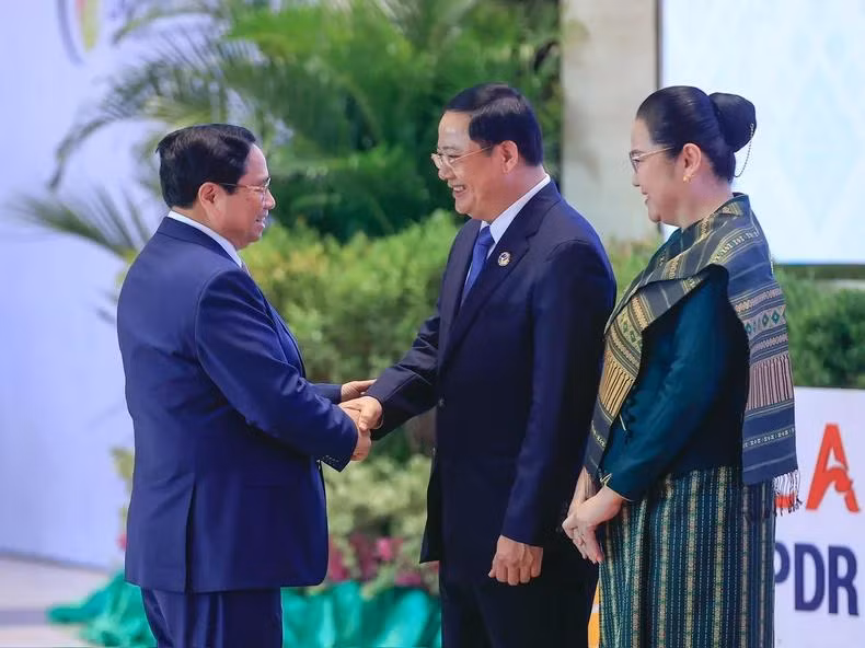 Thủ tướng Phạm Minh Chính bắt tay Thủ tướng Lào Sonexay Siphandone. (Ảnh: Nhật Bắc/ VGP)