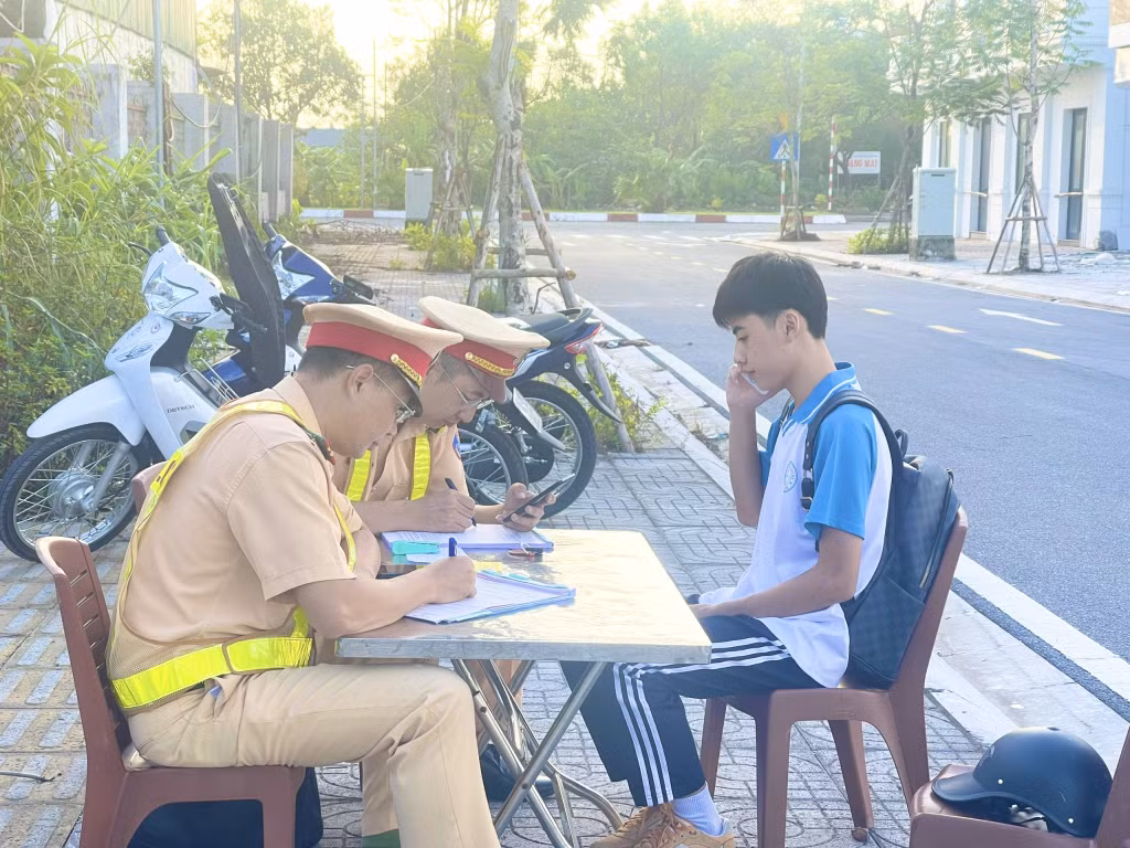 Tăng cường tuần tra kiểm soát và xử lý vi phạm đối với đối tượng thanh thiếu niên, học sinh trên địa bàn.