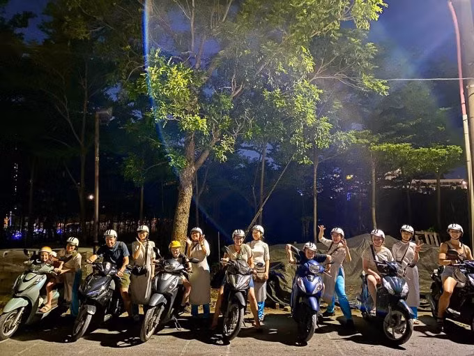 Nhóm du khách tham gia tour khám phá ẩm thực TP HCM bằng xe máy vào tháng 10. Ảnh: Angela S