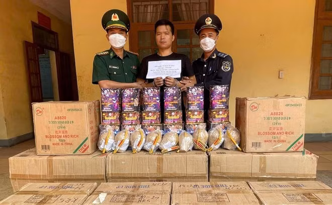 Vũ Đức Dương và tang vật. Ảnh: Bộ đội Biên phòng