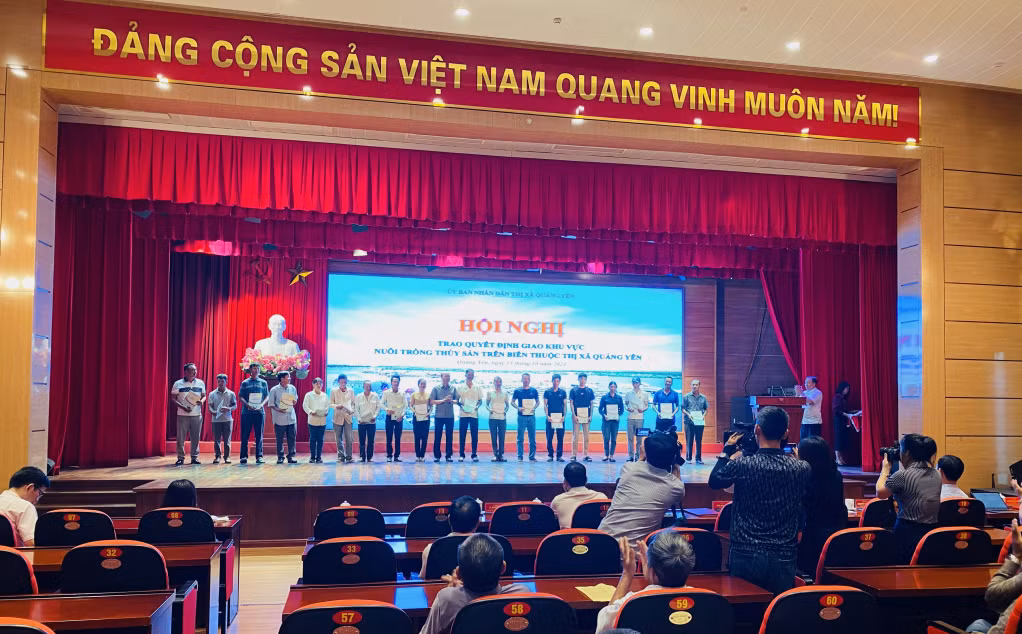 TX Quảng Yên trao quyết định giao khu vực nuôi trồng thủy sản cho 164 hộ đầu tiên trên địa bàn.