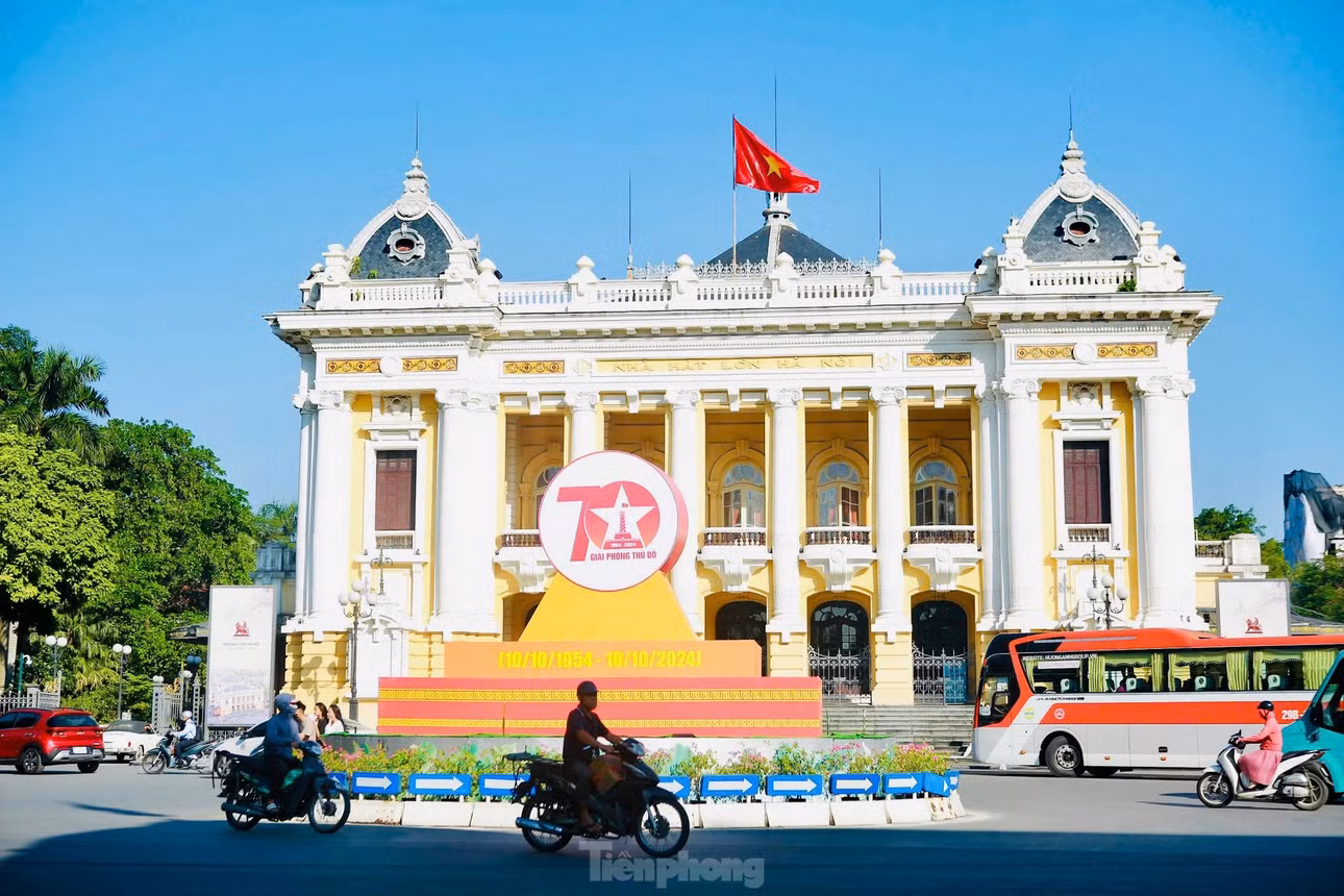 Nhà hát Lớn Hà Nội là nơi vang lên hồi còi báo hiệu lễ thượng cờ lịch sử vào 15h ngày 10/10/1954. Đây là một trong những trung tâm văn hóa quan trọng của Thủ đô, thường xuyên diễn ra các hoạt động văn hóa, biểu diễn nghệ thuật.