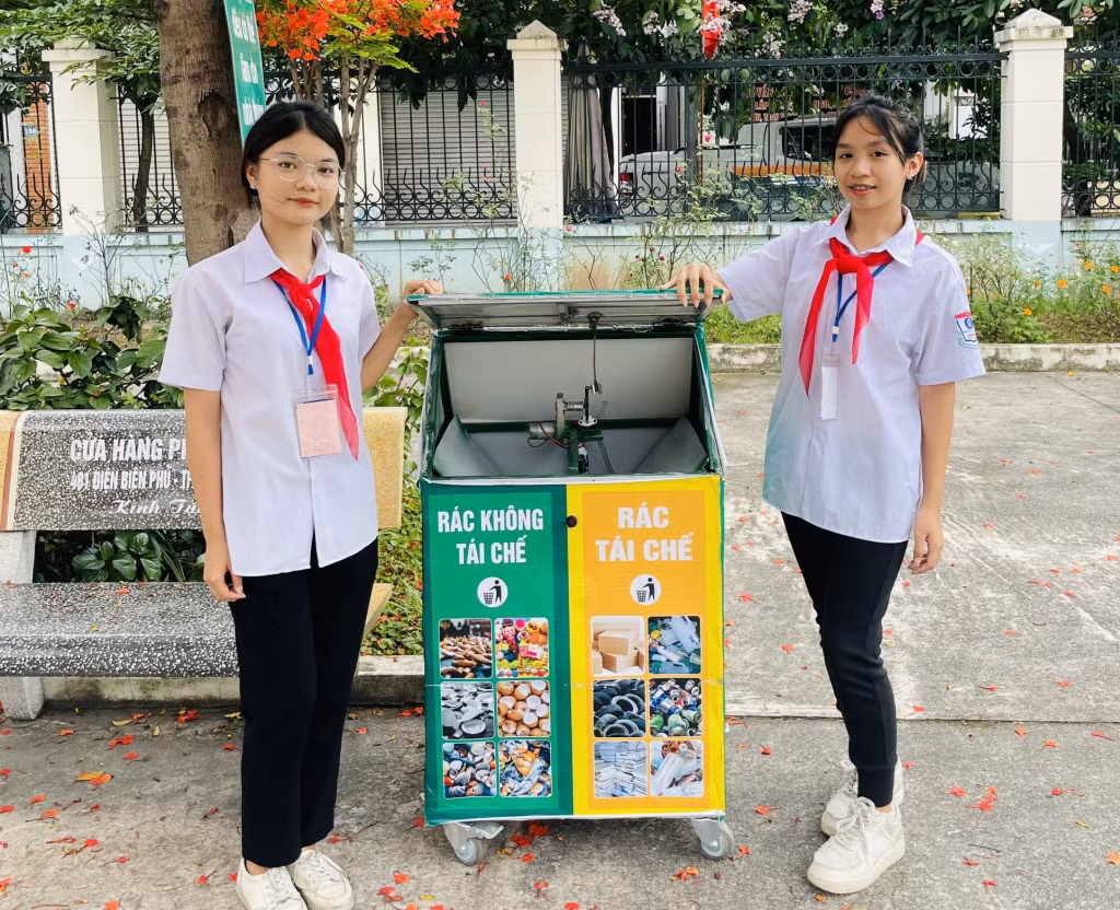 Thùng rác tự động phân loại thông minh của học sinh Trường THCS Cẩm Bình (TP Cẩm Phả) mang lại lợi ích lớn trong bảo vệ môi trường.