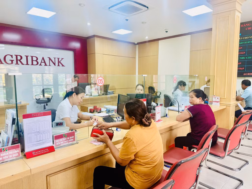 Agribank chi nhánh TX Quảng Yên giải ngân cho khách hàng vay vốn.