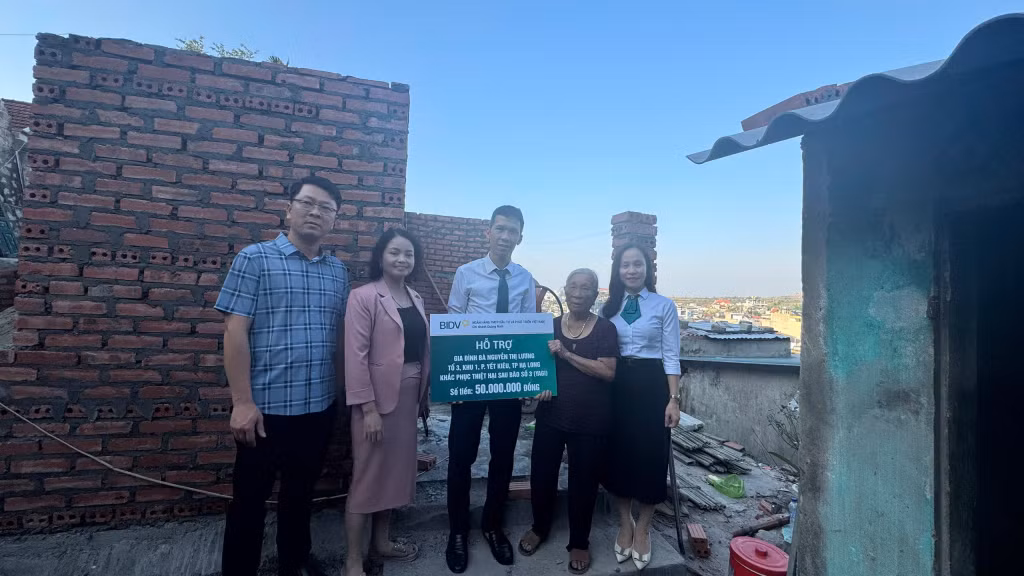 Trao 2 hộ dân