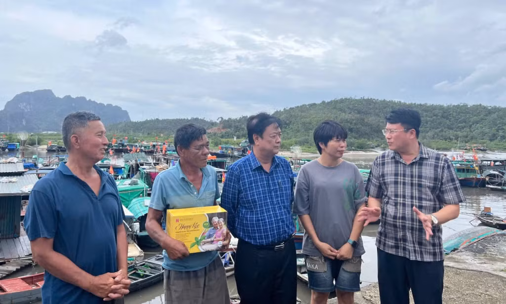 Đồng chí Lê Minh Hoan, Bộ trưởng Bộ NN&amp;PTNT (đứng giữa) gặp gỡ, thăm hỏi ngư dân phường Hà Phong (TP Hạ Long). Ảnh: Báo Nông nghiệp