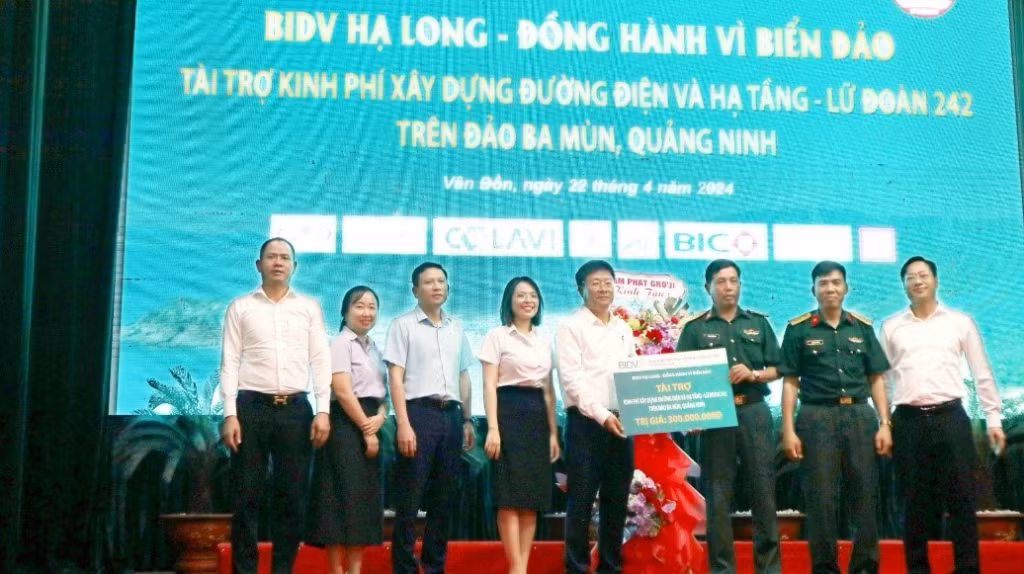 Ông Nguyễn Đình Minh, Giám đốc BIDV Hạ Long (thứ 5 từ bên trái) trao tặng cho đại diện lữ đoàn 242 tại đảo Ba Mùn, Quảng Ninh
