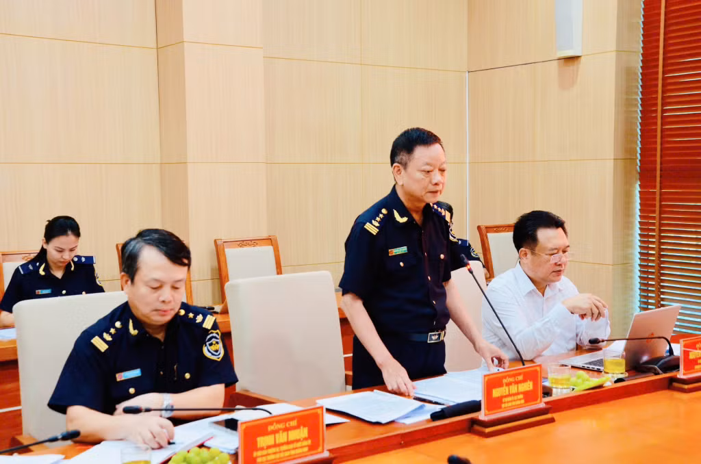 Đồng chí Nguyễn Văn Nghiên, Bí thư Đảng ủy, Cục trưởng Cục Hải quan tỉnh phát biểu ý kiến làm rõ hơn kết quả triển khai thực hiện Nghị quyết Đại hội XIII của Đảng và các chương trình hành động của BCH Đảng bộ tỉnh.