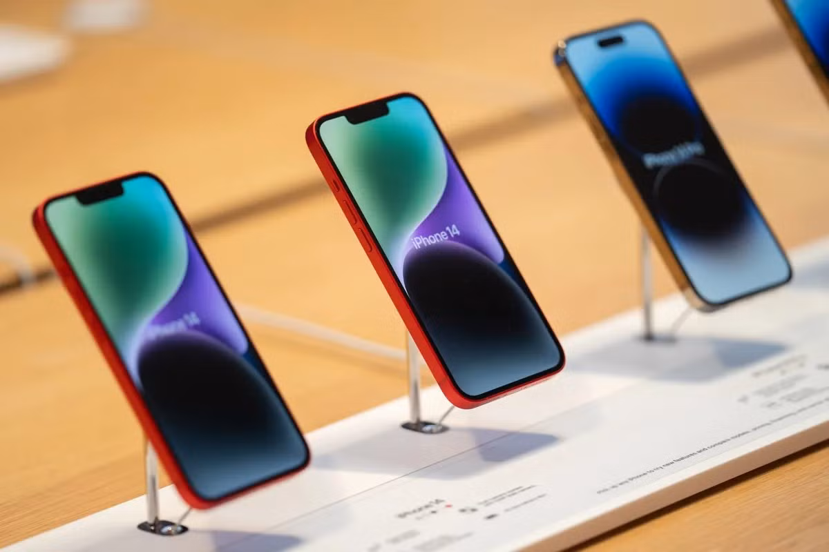 iPhone 14, mẫu máy sẽ trở thành hệ quy chiếu cho iPhone SE mới. Ảnh: Bloomberg