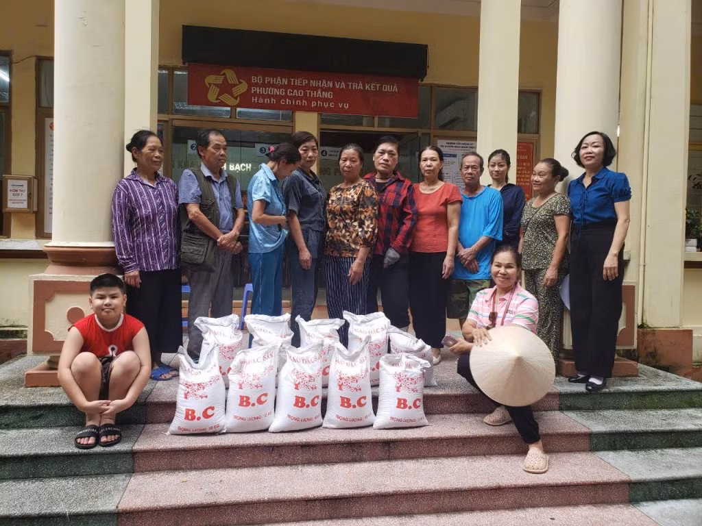 Hội LHPN phường Cao Thắng tặng gạo cho các gia đình khó khăn trên địa bàn phường.