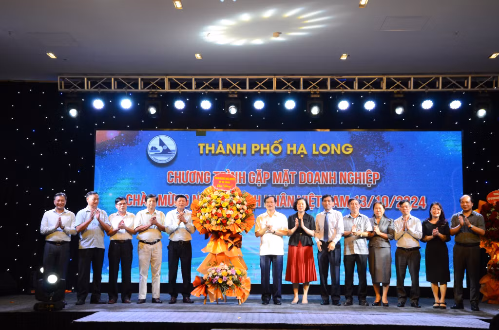 Các đồng chí lãnh đạo thành phố tặng hoa chúc mừng Hiệp hội Doanh nghiệp thành phố.