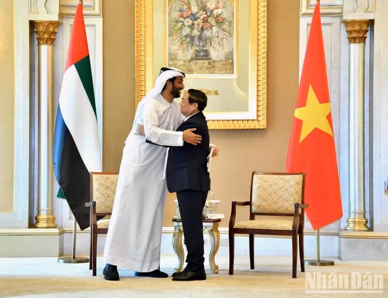 Thủ tướng Phạm Minh Chính và Bộ trưởng Kinh tế UAE Abdulla Bin Touq Al Marri ôm hôn tạm biệt. (Ảnh: Thanh Giang)