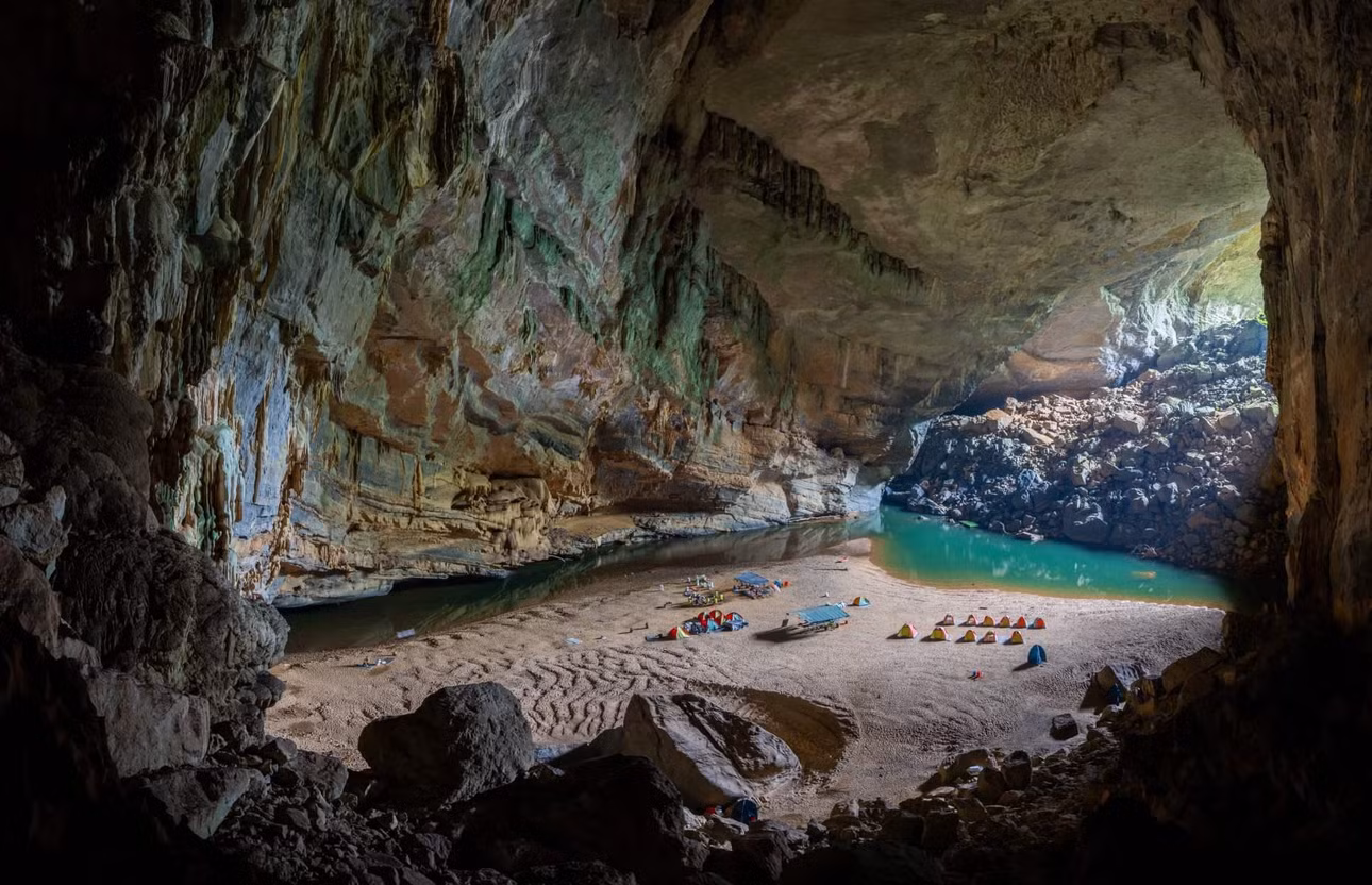 Theo Loveexploring, "Sơn Đoòng (Quảng Bình, Việt Nam) là hang động lớn nhất thế giới, được 1 người đốn gỗ phát hiện vào năm 1991 và được các nhà thám hiểm hang động người Anh khám phá vào năm 2009, trước khi mở cửa cho các tour du lịch công cộng vào năm 2013".