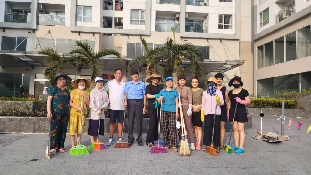 Cư dân chung cư The Sapphire tích cực tham gia hưởng ứng Chiến dịch cao điểm 7 ngày đêm do thành phố Hạ Long phát động triển khai. (Ảnh: Ban quản trị chung cư)