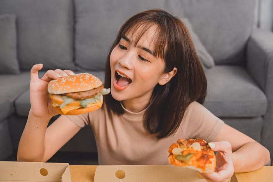 Ăn uống do căng thẳng có thể dẫn đến ăn quá nhiều, đặc biệt là ăn nhiều thực phẩm chế biến sẵn có hàm lượng chất béo, đường hoặc muối cao. (Ảnh: ITN)