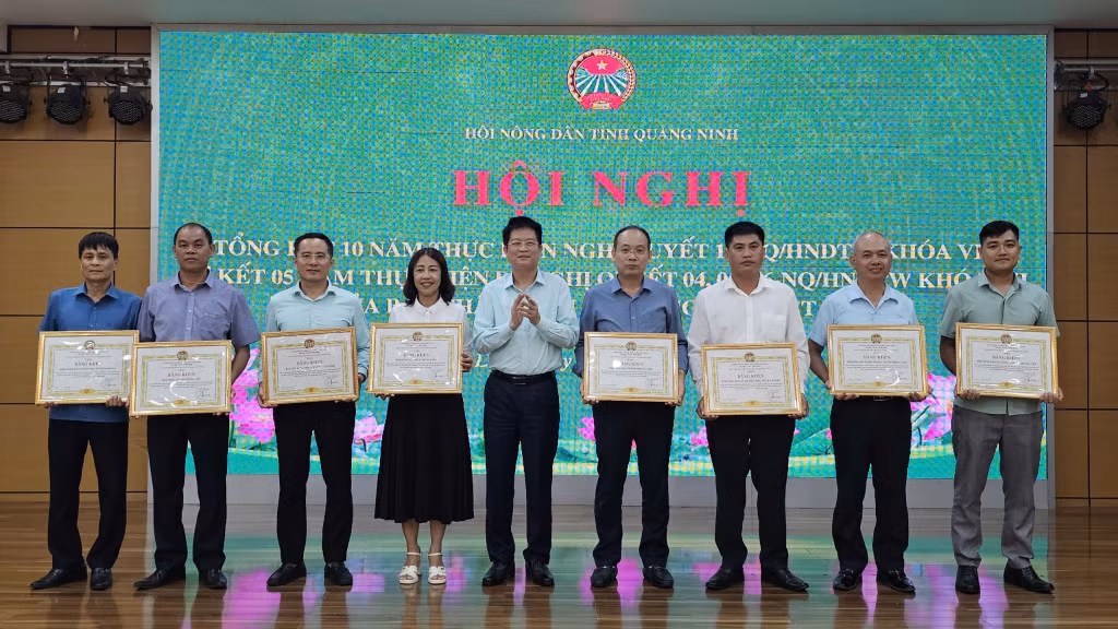 Đồng chí Đỗ Ngọc Nam, Chủ tịch HND tỉnh, tặng bằng khen của BCH HND tỉnh cho các tập thể có thành tích xuất sắc trong thực hiện Nghị quyết 19-NQ/HNDTW của Trung ương Hội.