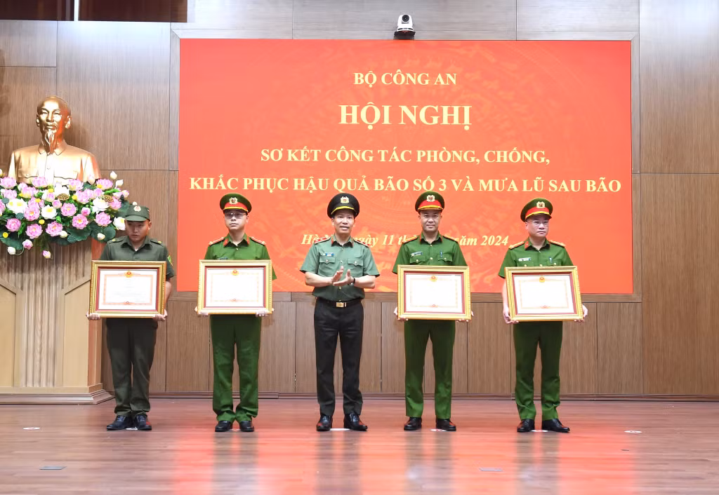Thừa ủy quyền, Thứ trưởng Lê Văn Tuyến trao Bằng khen của Thủ tướng Chính phủ tặng Công an tỉnh Quảng Ninh và tập thể Phòng Cảnh sát PCCC&amp;CNCH, Công an tỉnh Quảng Ninh.