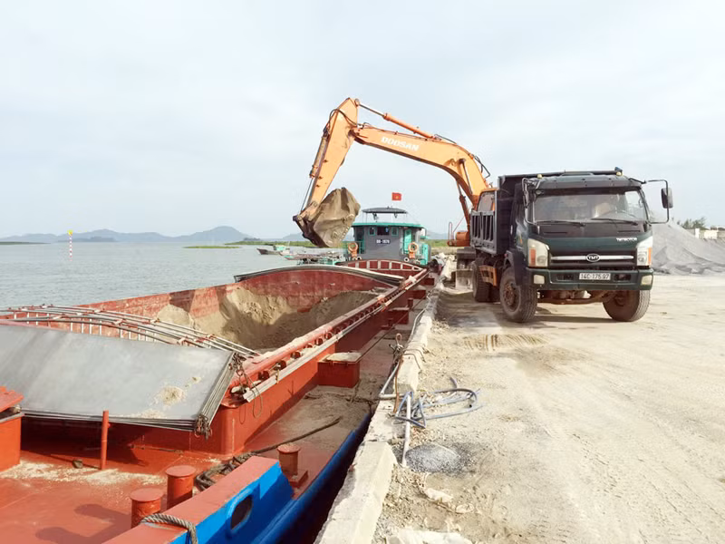 Bốc xúc vật liệu xây dựng tại bến Đầm Buôn (Đầm Hà). Ảnh: Hữu Việt