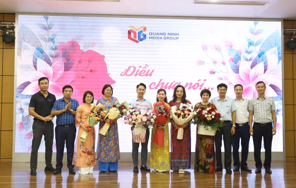 Đại diện các phòng trong Trung tâm tặng hoa 20/10 Ban nữ công.