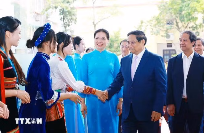 Thủ tướng Phạm Minh Chính đến thăm, chúc mừng giảng viên, sinh viên Học viện Phụ nữ Việt Nam. (Ảnh: Dương Giang/TTXVN)