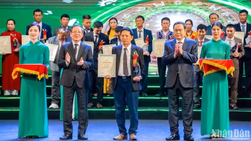 Chủ tịch Quốc hội Trần Thanh Mẫn và Chủ tịch Hội Nông dân Việt Nam Lương Quốc Đoàn trao Bằng công nhận và Cúp vinh danh cho các nông dân Việt Nam xuất sắc. (Ảnh: DUY LINH)