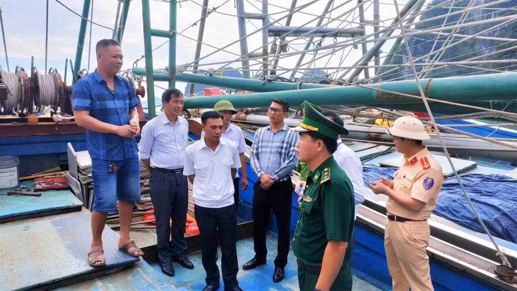 Tổ công tác liên ngành của huyện Vân Đồn tuyên truyền ngư dân không khai thác thủy sản trái phép làm ảnh hưởng đến môi trường biển.