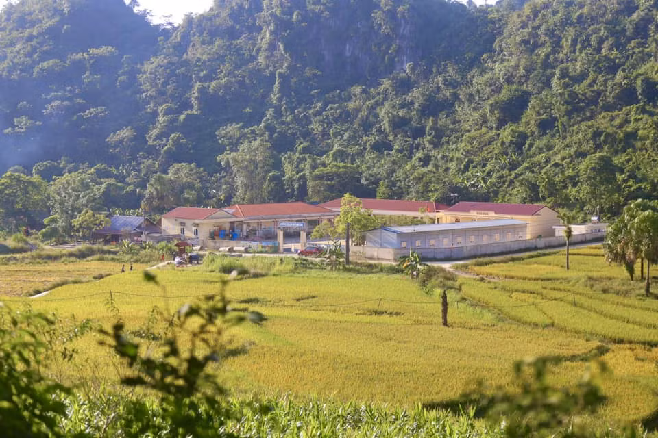 Bản Tèn thuộc xã Văn Lăng, huyện Đồng Hỷ, tỉnh Thái Nguyên. Đây là xóm vùng cao và xa nhất của huyện, nằm ở độ cao 1.200m so với mực nước biển. Xã Văn Lăng cũng là xã cuối cùng nỗ lực để kịp "về đích" nông thôn mới vào năm 2024 của huyện Đồng Hỷ, sau 13 năm phấn đấu xây dựng,Cách trung tâm thành phố Thái Nguyên khoảng 30-40km tùy theo hướng di chuyển, Bản Tèn từng là điểm du lịch cách biệt. Trong những năm gần đây, đường đến bản đã được bê tông hóa, giúp người dân và du khách dễ dàng tiếp cận hơn.