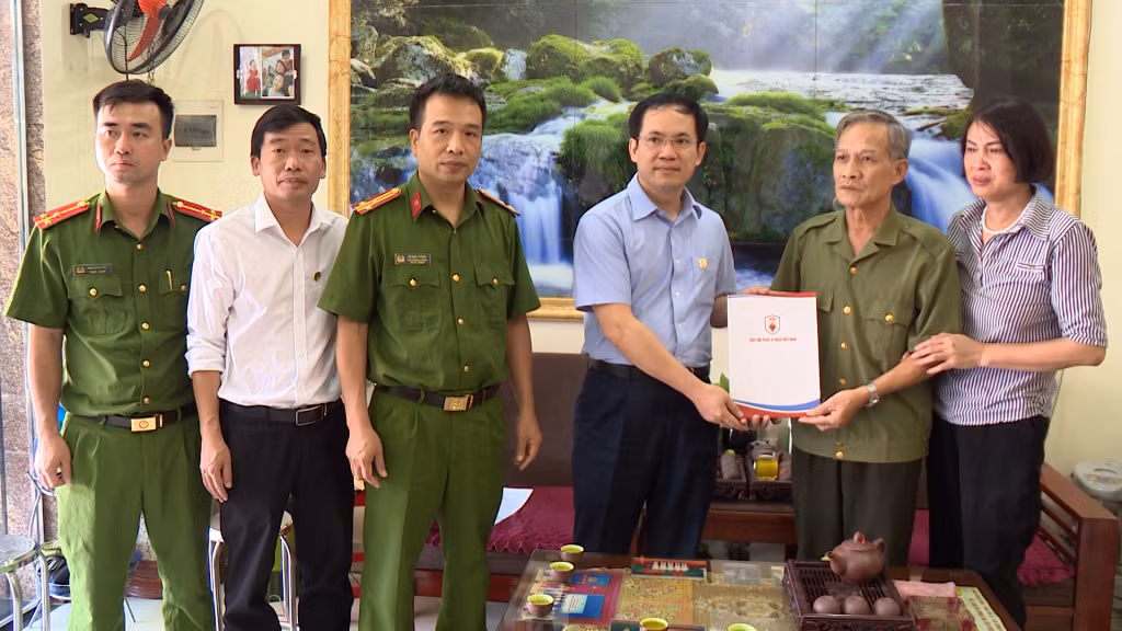 Đại diện Hiệp hội PCCC và CNCH Việt Nam thăm, động viên gia đình chiến sĩ hy sinh trong khi nhiệm vụ phòng chống bão số 3.