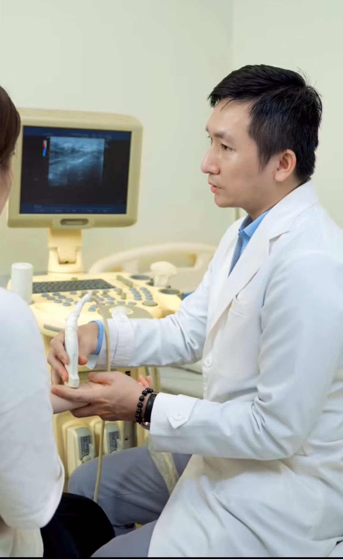 ThS.BS Đoàn Dư Mạnh thăm khám cho bệnh nhân (Ảnh: BSCC)