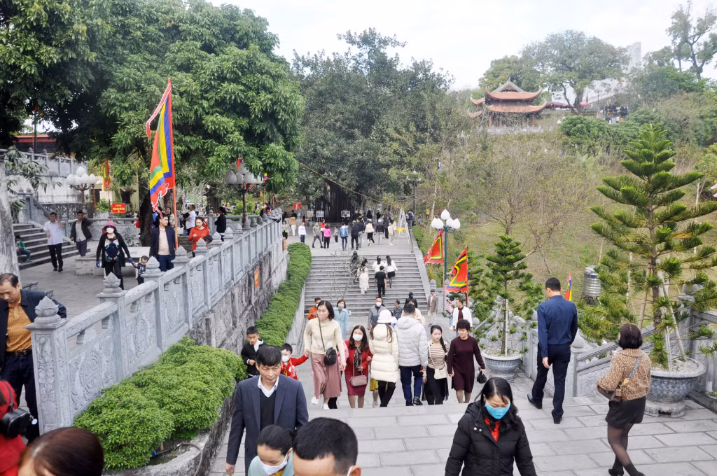 Đền Cửa Ông được mở rộng khang trang, thu hút đông đảo du khách về tham quan, dâng lễ hằng năm.