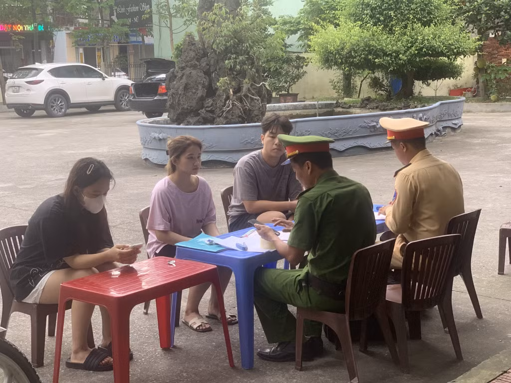 Công an huyện Vân Đồn lập biên bản các trường hợp lái xe vi phạm Luật giao thông.