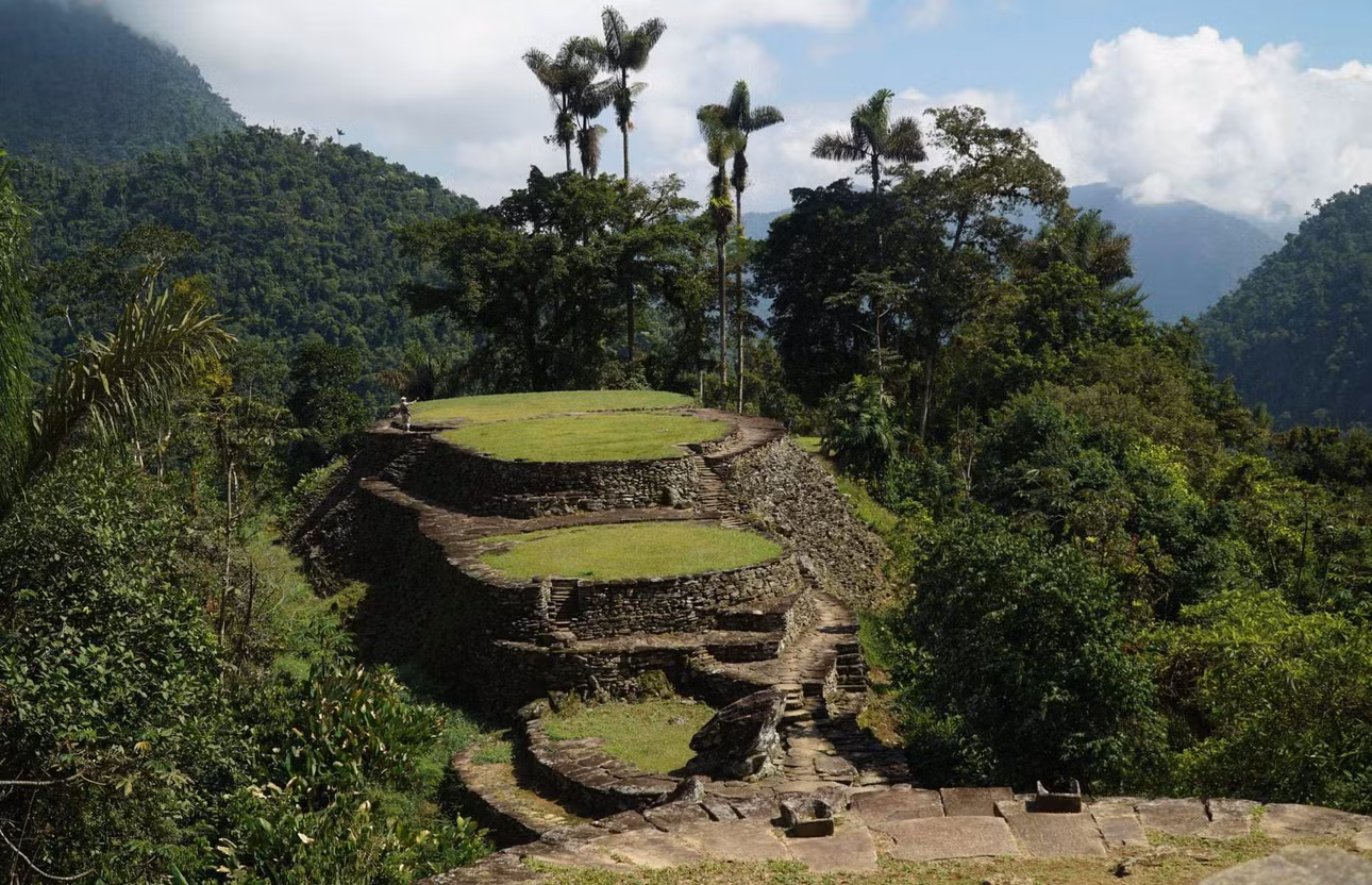 Ciudad Perdida - "Thành phố đã mất" của Colombia nằm sâu trong rừng rậm của dãy núi Sierra Nevada de Santa Marta. Được xây dựng bởi những người Tairona thời tiền Columbus vào khoảng năm 800 sau Công nguyên, Ciudad Perdida đã bị lãng quên và bị cây cối bao phủ trong nhiều thế kỷ trước khi được tái phát hiện vào những năm 1970.