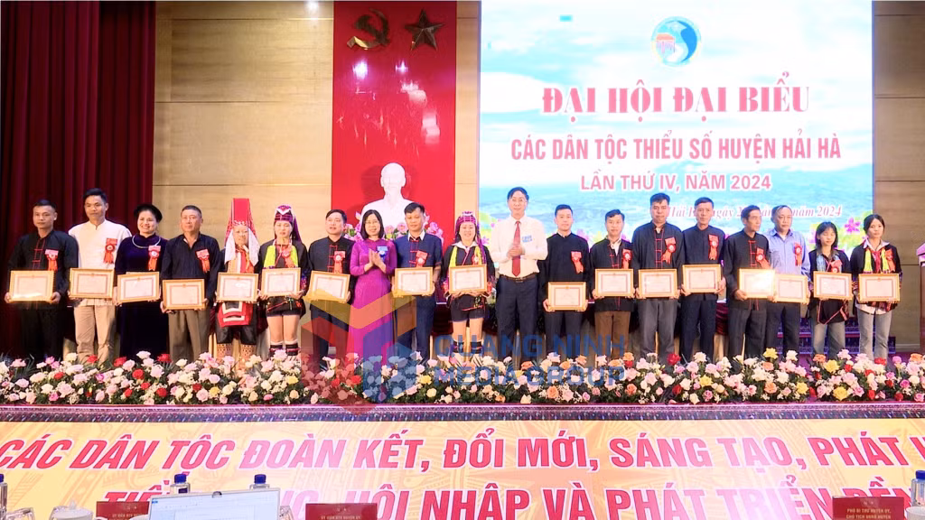 UBND huyện Hải Hà đã khen thưởng cho 10 tập thể và 18 cá nhân có thành tích xuất sắc nhân dịp Đại hội các dân tộc thiểu số huyện Hải Hà lần thứ IV năm 2024. Ảnh: Thanh Trường (Trung tâm TT&amp;VH Hải Hà)