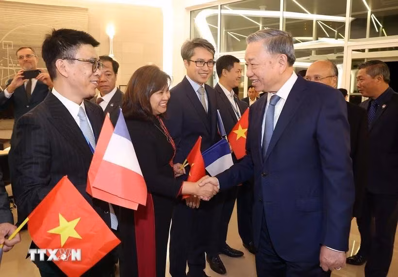 Cán bộ, nhân viên Đại sứ quán Việt Nam đón Tổng Bí thư, Chủ tịch nước Tô Lâm tại sân bay Orly ở thủ đô Paris, Cộng hòa Pháp. (Ảnh: Trí Dũng/TTXVN)