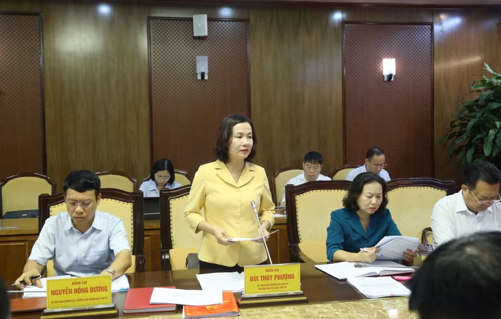 Đồng chí Bùi Thúy Phượng, Trưởng Ban Tổ chức Tỉnh ủy, phát biểu tại hội nghị.