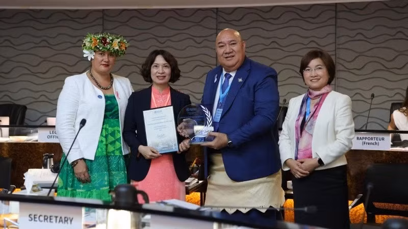 PGS, TS Nguyễn Thị Liên Hương, Thứ trưởng Y tế (thứ 2 từ trái qua phải) nhận giấy chứng nhận và bảng vinh danh Việt Nam loại trừ thành công bệnh mắt hột. Ảnh: nhandan.vn