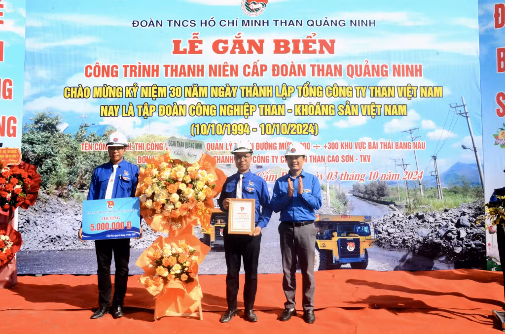 Đoàn Than Quảng Ninh khen thưởng Đoàn Thanh niên Công ty Than Cao Sơn - TKV.