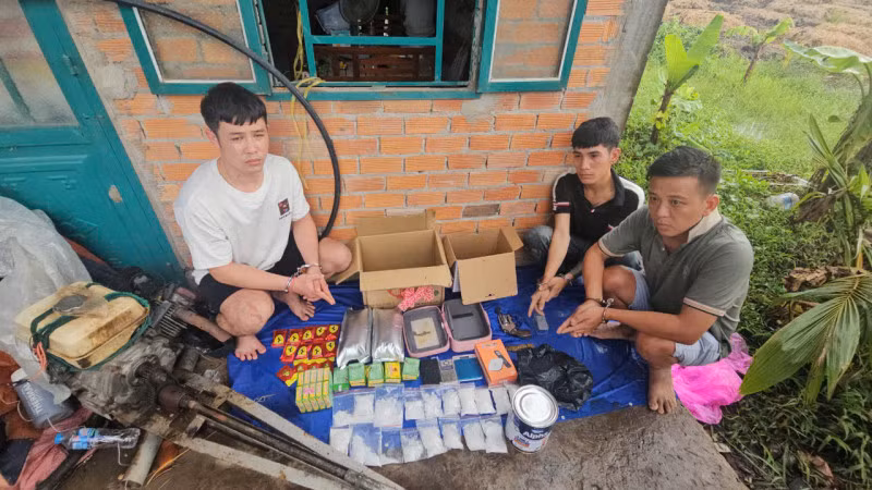 Các đối tượng Trần Quang Hiệp, Phạm Văn Sang Em, Quách Ngọc Quí bị bắt cùng tang vật.