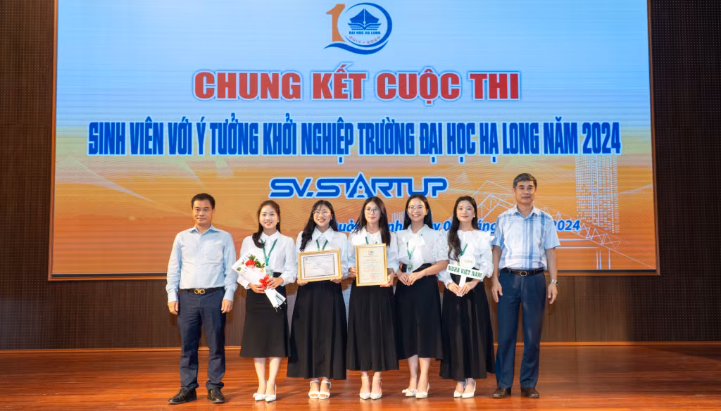 Nhóm sinh viên đến từ Khoa Sư phạm xuất sắc đạt giải Nhất Cuộc thi với ý tưởng “Công ty Cổ phần Đầu tư và Phát triển Giáo dục NUHA Việt Nam”.